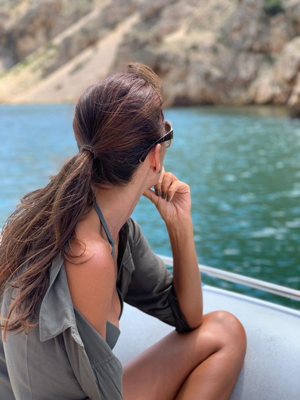 Dina Römgens am Wasser — ein Moment der Ruhe